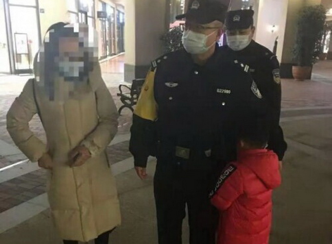 贪玩走失 熊孩子当场“拒认”亲妈！