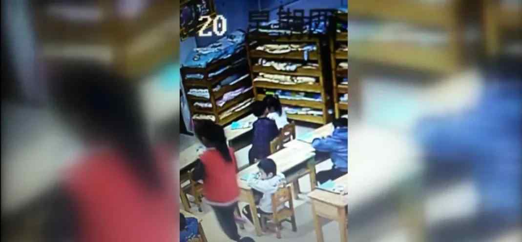 南宁一幼儿园男童每天打同桌老师不制止 老师：就是小孩子打闹