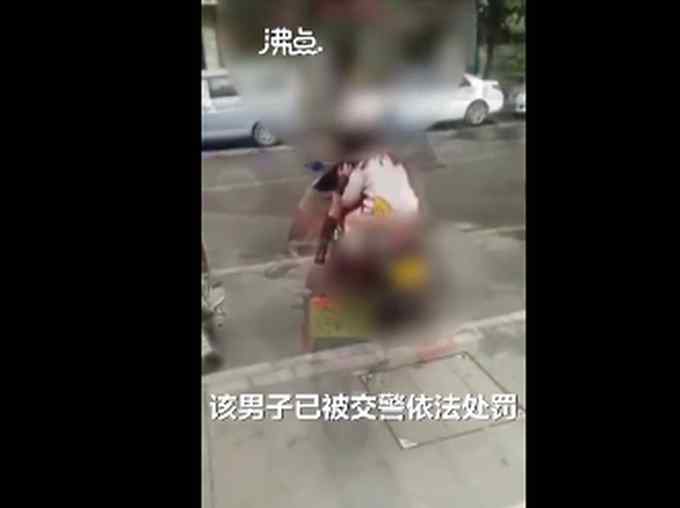 摩托男显摆前拥后抱两女子被抓 网友：看到最后我就放心了！