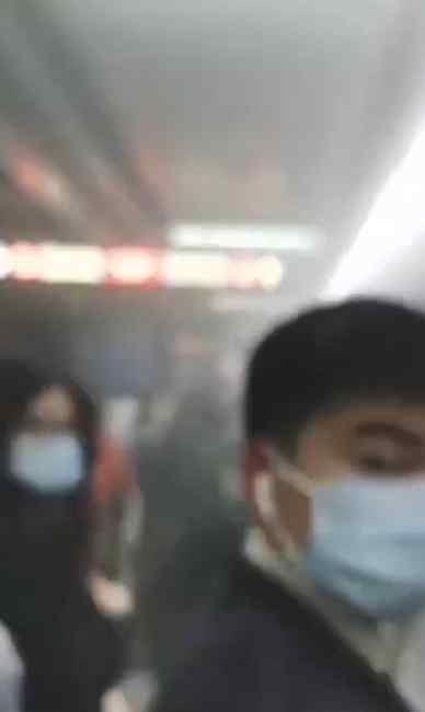 珠江新城站冒烟停电 大波人流往上冲 啥情况？广州地铁回应了