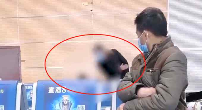 男子疑因醉酒误车遭儿子掌掴 儿媳妇还在旁边 网友：受不了打父母的人