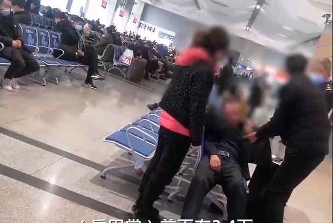 男子疑因醉酒误车遭儿子掌掴 儿媳妇还在旁边 网友：受不了打父母的人