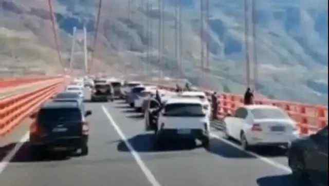 有人在云南一高速路上违停拍照 还骑护栏起舞？交警：记6分+罚款！