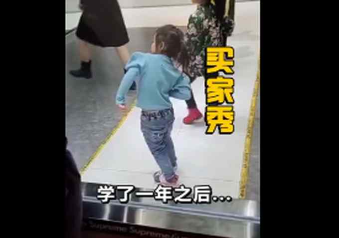 凹造型高手！萌娃学模特学出牛魔王步伐 网友：整出了健美poss