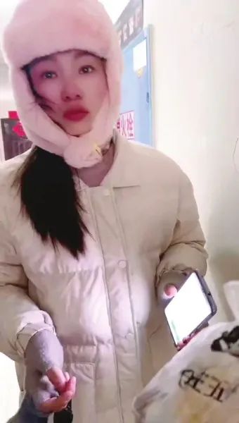 送餐途中不慎摔倒延误送达 外卖女孩含泪致歉 网友：人没受伤就好！