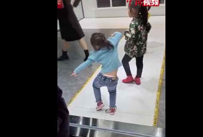 凹造型高手！萌娃学模特学出牛魔王步伐 网友：整出了健美poss