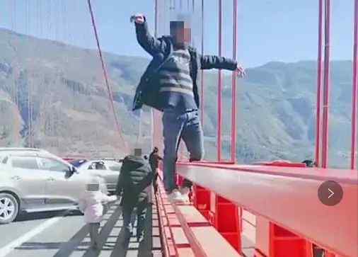 有人在云南一高速路上违停拍照 还骑护栏起舞？交警：记6分+罚款！