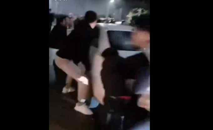 群众的力量！居民抬走挡道私家车为消防让路 网友：人心齐 泰山移