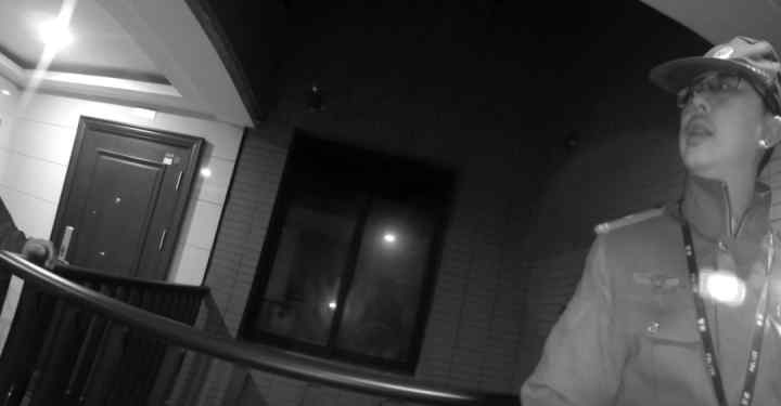 走错了？杭州一男子凌晨报警：陌生男人拎着酱鸭打开我家密码锁！