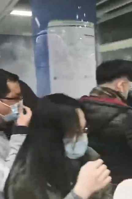 珠江新城站冒烟停电 大波人流往上冲 啥情况？广州地铁回应了
