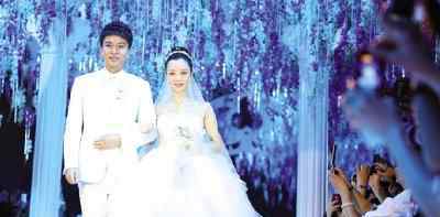 李小璐大婚 贾乃亮李小璐大婚默认怀孕 新郎亲吻新娘的脚