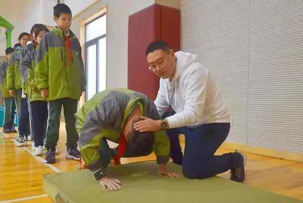 “我数学真是体育老师教的 还提高了30分” 网友：别人家的体育老师！