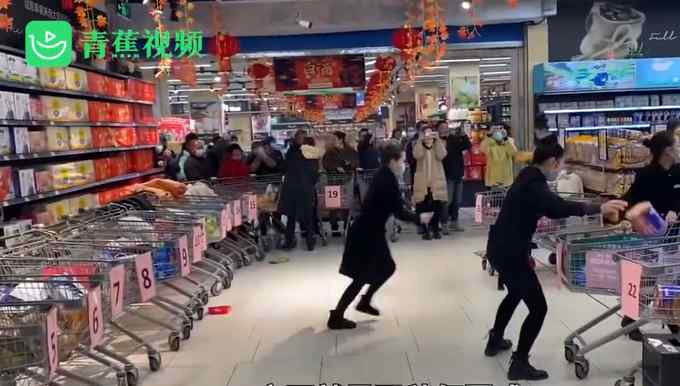 老板奖励员工到超市抢购一分钟 场面“比发钱都刺激”  网友：想去！