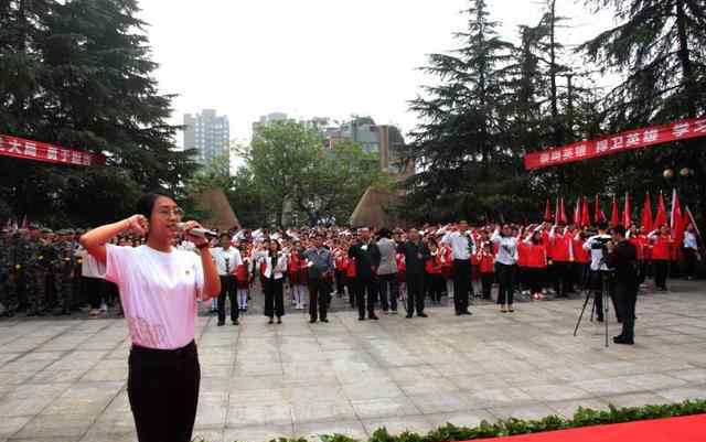 邱少云的英雄故事 向英雄致敬 铜梁数百名市民向邱少云烈士献花