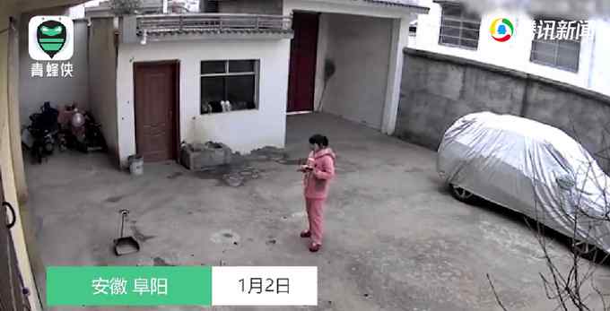 安徽一女子在院子里玩手机 突然与“死神”擦肩而过