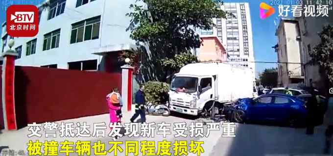 坑娃！父亲没驾照还帮儿子挪车 结果连撞10车 交警：保险不赔！