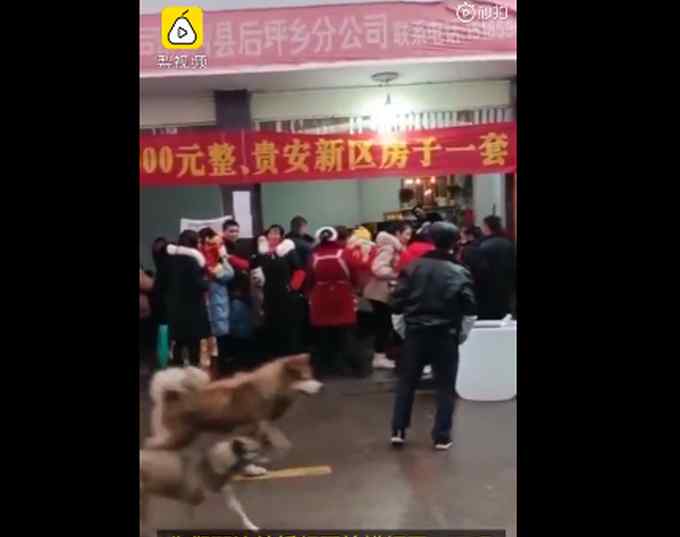 大叔嫁女陪嫁28万现金和一套房 现场拉横幅写“嫁妆” 网友：大可不必！