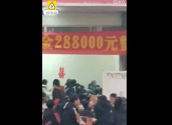 大叔嫁女陪嫁28万现金和一套房 现场拉横幅写“嫁妆” 网友：大可不必！