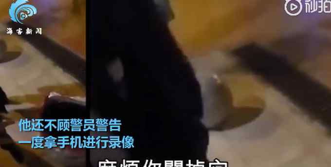 携“港独”卡片 男子挑衅港警被斥责后立马怂了 乖乖报上身份