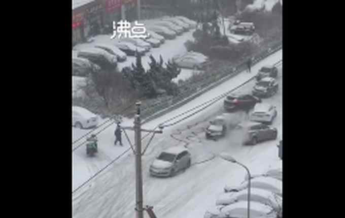 高手！雪天路滑汽车蛇皮走位爬坡 网友调侃：像是在躲狙击手