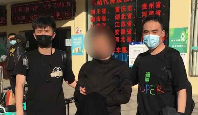 民警玩手机意外刷到逃犯做直播 网友：当逃犯还这么高调？