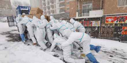 这两张照片值得刷屏！大连海洋大学志愿者雪中留下最美背影