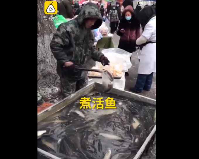 看呆！商贩卖活鱼用大铁盘边煮边卖 真相曝光网友直呼涨知识