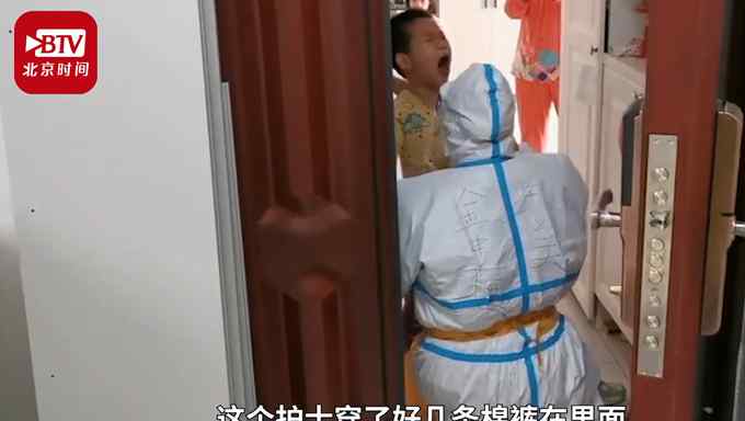 护士跪下为小朋友做核酸检测并非摆拍 网友：这也有人怀疑？