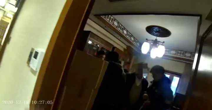 杭州50岁女子怒砸男友家！屋内堆满50多箱茅台 这个秘密藏不住了