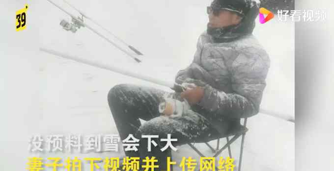 独钓寒江雪！大连一男子顶着大雪钓鱼 网友：这是被冻住了吗？