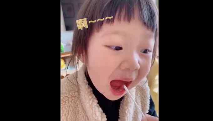 可可爱爱！父母给宝宝预习核酸检测 网友：宝宝好棒！家长也优秀！