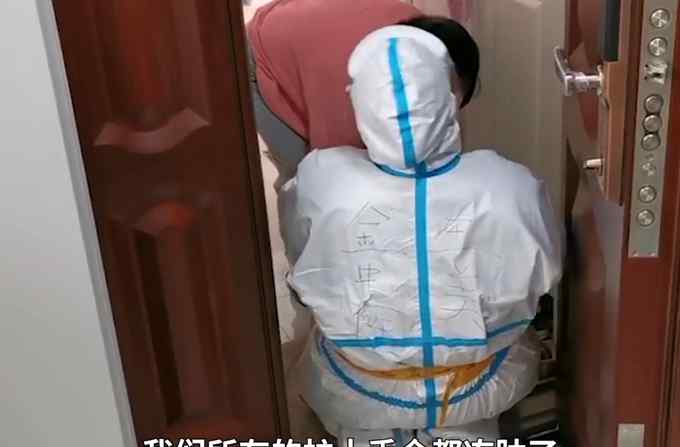 护士跪下为小朋友做核酸检测并非摆拍 网友：这也有人怀疑？