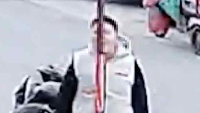 还有人不信邪！山东一男孩好奇舔铁柱 舌头被黏住无法动弹