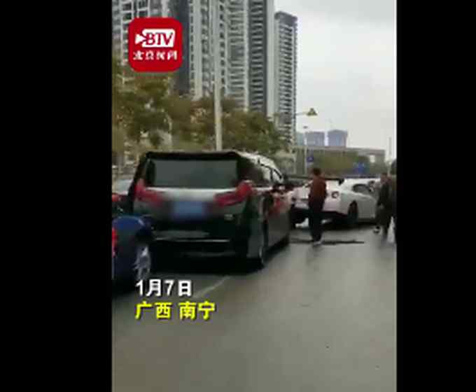 南宁一豪华婚车队连环追尾 现场画面曝光 网友直呼：天啊 可惜！