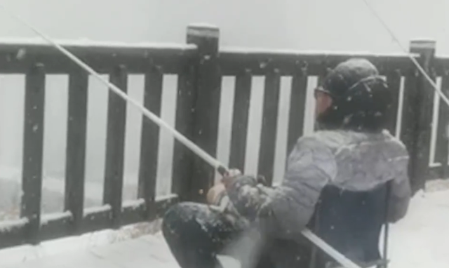 大连一男子顶着大雪钓鱼 大雪无法阻挡钓鱼的热情 事情经过真相揭秘！