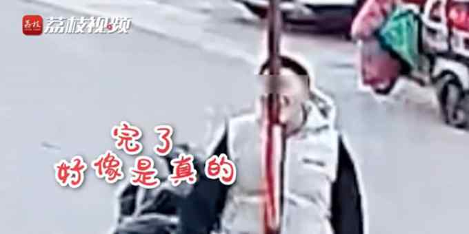 肉眼可见的疼！小伙零下16度舌头舔钢管被冻住 网友：有被笑到