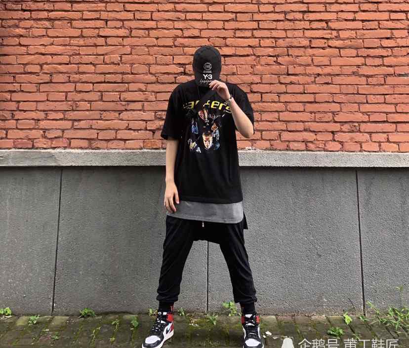 aj1黑脚趾 AJ1黑脚趾作为百搭的一款AJ。该怎么穿搭才最时尚？
