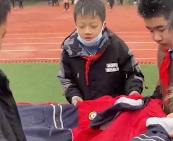 成都小学生太会过了！用衣服收集雪花 连头上的雪也不浪费
