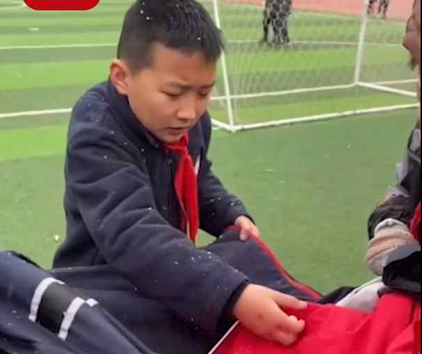 成都小学生太会过了！用衣服收集雪花 连头上的雪也不浪费