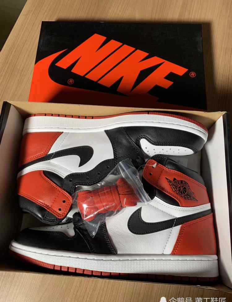 aj1黑脚趾 AJ1黑脚趾作为百搭的一款AJ。该怎么穿搭才最时尚？