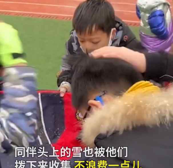 成都小学生太会过了！用衣服收集雪花 连头上的雪也不浪费