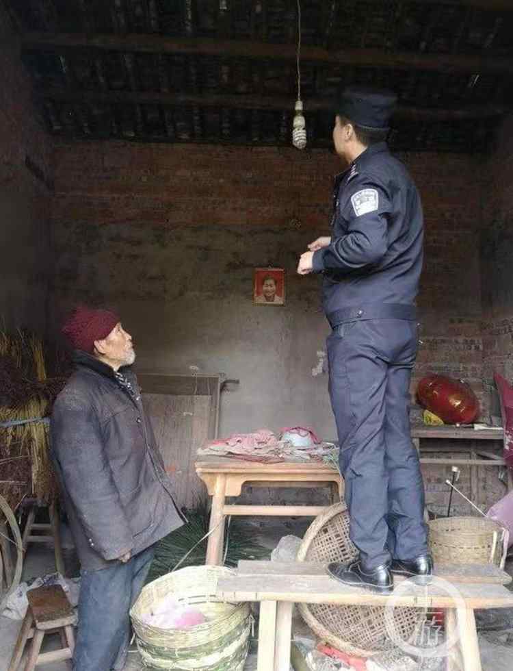 卖箩筐 买箩筐民警获5000元奖金 他却捐给卖箩筐老人