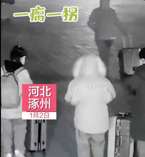 女生直接扛起受伤姐妹 监控记录暖心一幕 网友：友谊的力量