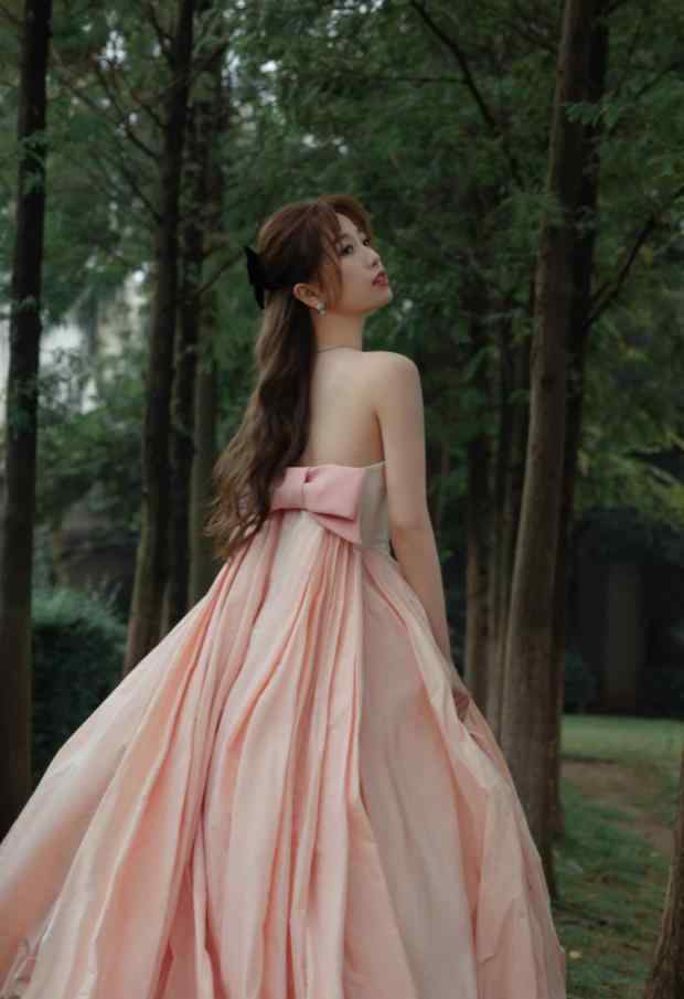 蝴蝶结发夹戴法 女生戴蝴蝶结发饰，如何戴出明星同款效果？学会5个小技巧很重要