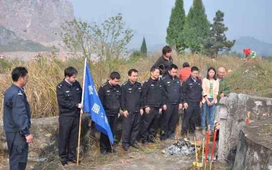 荆中秀 永州宁远县公安局祭奠烈士李国勤 为其扫墓献花