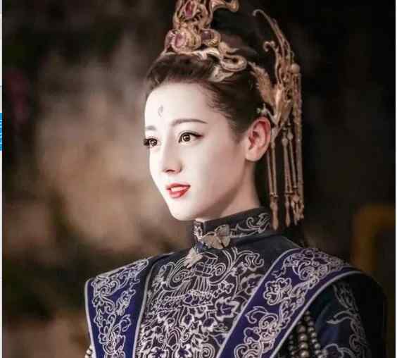 青殿是谁 枕上书：；青殿画眼妆，凤九戴凤冠，帝君穿婚服，这才是最好的结局