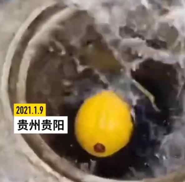 消防栓被车撞断 零下3度消防员下井关水阀被冻僵