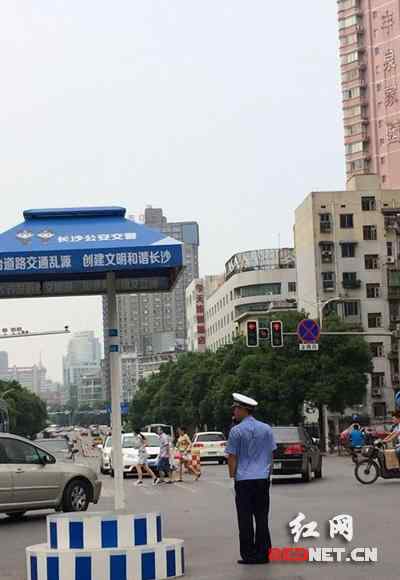 最帅交警 网友赞长沙“最帅交警” 值勤汗流浃背制服湿透