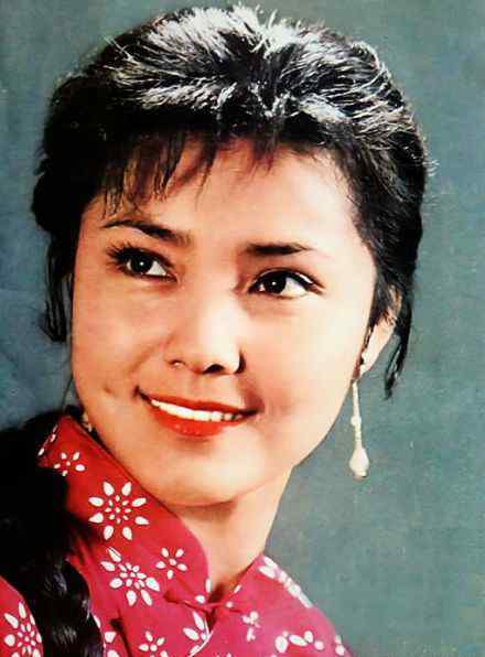 演员姜黎黎 八十年代轰动全国的《红牡丹》，主演姜黎黎与女主角性格恰恰相反