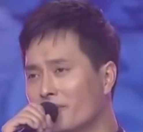 云飞老婆 如今41岁云飞曝出近照，妻子美貌肤白，网友：真是个古典美人